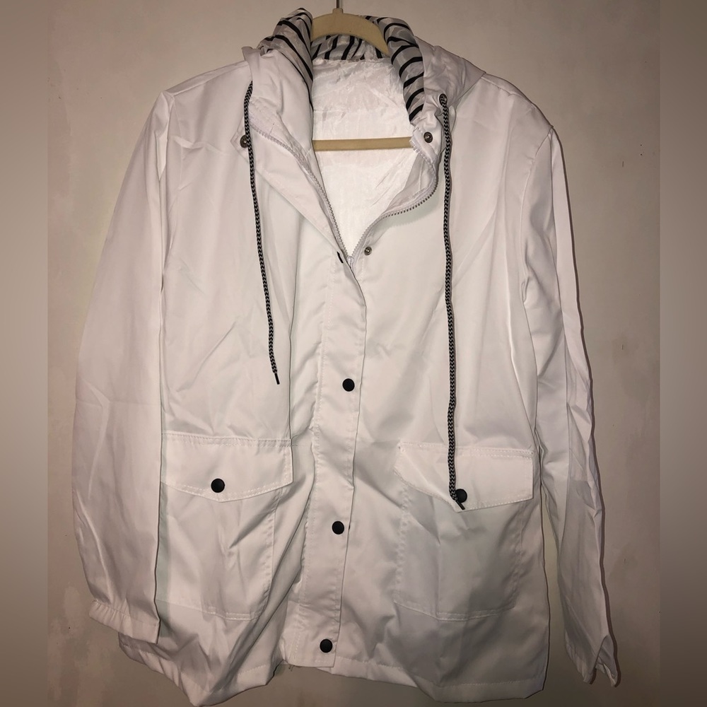 NEW: White hooded jacket